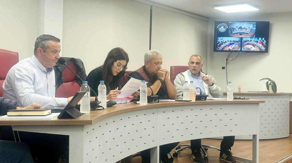 ΕΡΕΤΡΙΑ: Η κακοκαιρία ... πάγωσε τη συνεδρίαση του Δημοτικού Συμβουλίου