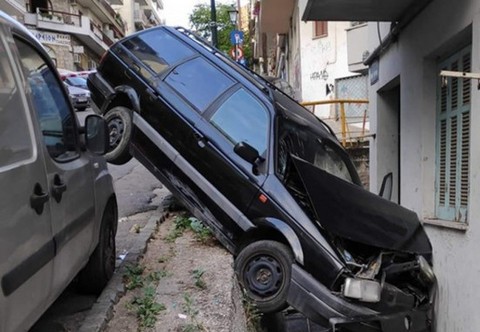 Αυτοκίνητο ακολούθησε τρελή πορεία και καρφώθηκε σε σπίτι