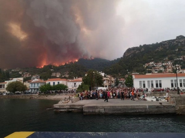 ΛΙΜΝΗ ΕΥΒΟΙΑΣ ΦΩΤΙΑ: Αυτή ήταν η εικόνα στο λιμάνι την ώρα της εκκένωσης