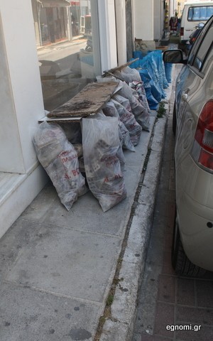 Πεζοδρόμιο για τα ... μπάζα