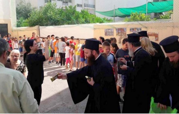 20ο ΔΗΜΟΤΙΚΟ ΧΑΛΚΙΔΑΣ: Τα παιδιά τραγούδησαν στο Μητροπολίτη και πήραν την ευλογία του