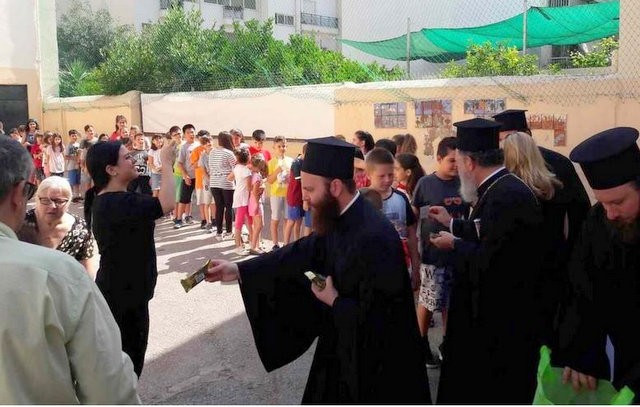20ο ΔΗΜΟΤΙΚΟ ΧΑΛΚΙΔΑΣ: Τα παιδιά τραγούδησαν στο Μητροπολίτη και πήραν την ευλογία του