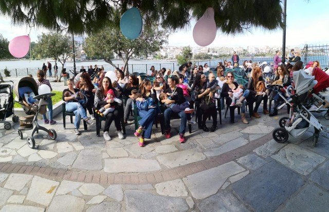 ΔΗΜΟΣΙΟΣ ΘΗΛΑΣΜΟΣ ΧΑΛΚΙΔΑ: Μαμάδες θήλασαν τα παιδιά τους στο Κρηπίδωμα