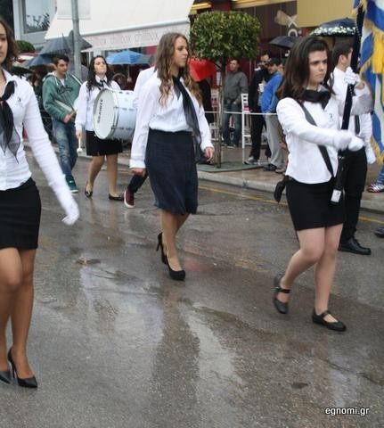 Μαθήτρια με μακριά φούστα, κάτω από το γόνατο