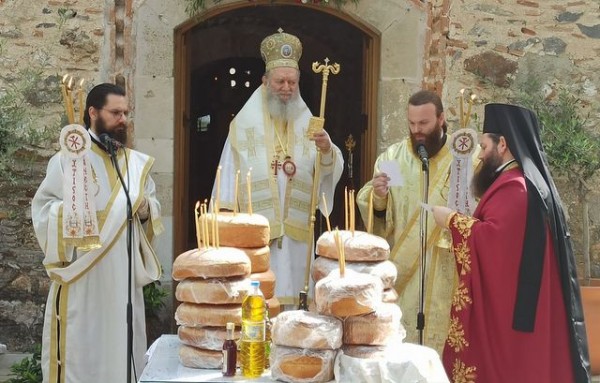 ΦΥΛΛΑ: Χωρίς λιτανεία της εικόνας, με πολύ κόσμο και θαυμάσιο καιρό η γιορτή στο μοναστήρι του Αγίου Γεωργίου