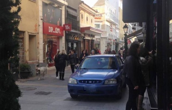 Επικό παρκάρισμα στο κέντρο της Αβάντων με ανοιχτά τα μαγαζιά