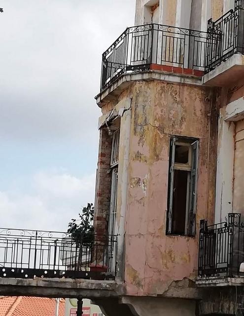ΚΥΜΗ: Ετοιμόρροπα κτήρια απειλούν την ζωή των περαστικών