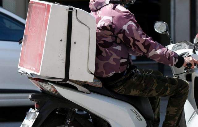 Η στιγμή που οδηγός φορτηγού παρασύρει διανομέα και τον εγκαταλείπει (Video)