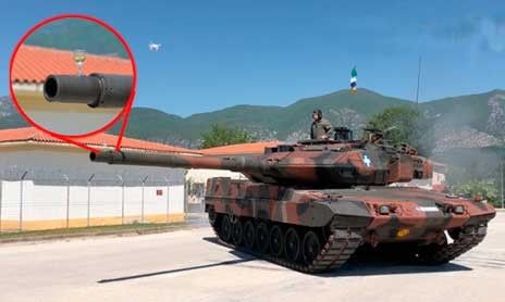 Ελληνες στρατιώτες πρόσφεραν ένα ποτήρι κρασί στον στρατηγό τους, πάνω στο άρμα μάχης