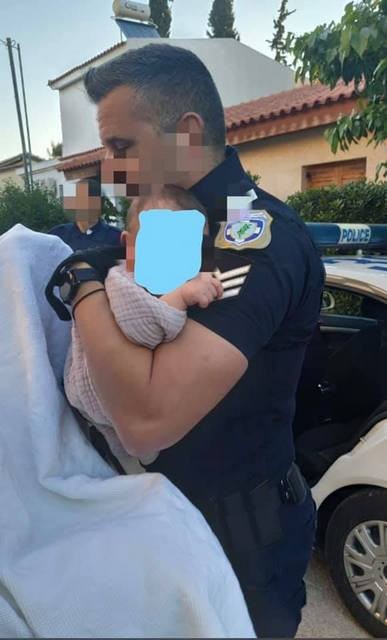 Γλυκά Νερά: Συγκλονίζει η φωτογραφία με το μωρό της 20χρονης στην αγκαλιά αστυνομικού