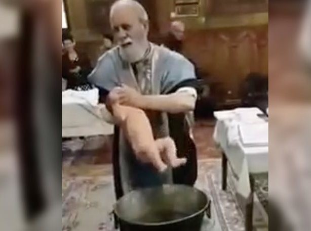 Παπάς παραλίγο να πνίξει μωρό στην κολυμπήθρα (VIDEO)