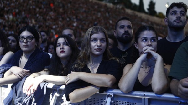 Καλλιμάρμαρο: Πλήθος κόσμου και δάκρυα στη συναυλία για τα 57 θύματα των Τεμπών (VIDEO)