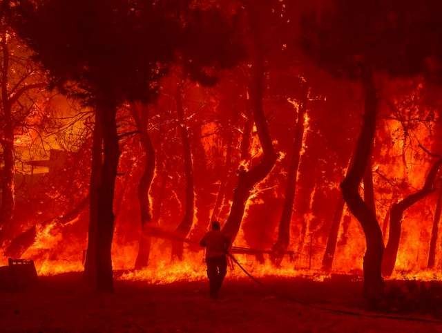 Η ΛΕΣΒΟΣ ΚΑΙΓΕΤΑΙ: Στις φλόγες σπίτια, εγκλωβίστηκαν άνθρωποι σε παραλία (VIDEO)