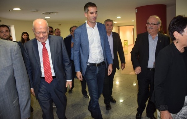 Γιατί πρέπει να προσέχει πού στέκεται στις φωτογραφίες ο Μπακογιάννης