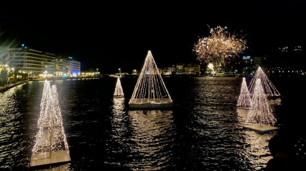 ΧΑΛΚΙΔΑ: Φωταγωγήθηκαν τα Χριστουγεννιάτικα δέντρα της πόλης σε στεριά και θάλασσα