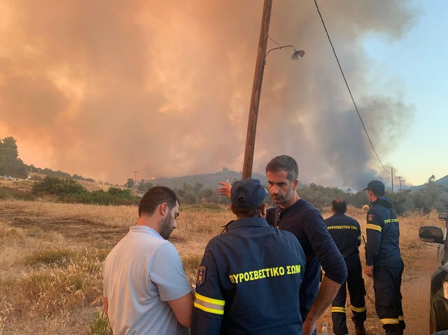 Από την πρώτη στιγμή παρών στη φωτιά ο Κώστας Μπακογιάννης