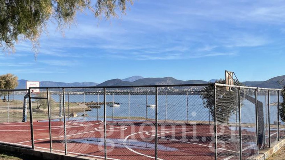 ΧΑΛΚΙΔΑ: Μια βροχή έκανε λίμνη το γηπεδάκι μπάσκετ