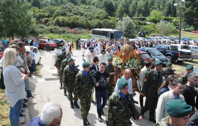 ΦΥΛΛΑ: Γιορτή με χορούς, καβαλάρηδες και πεζοναύτες