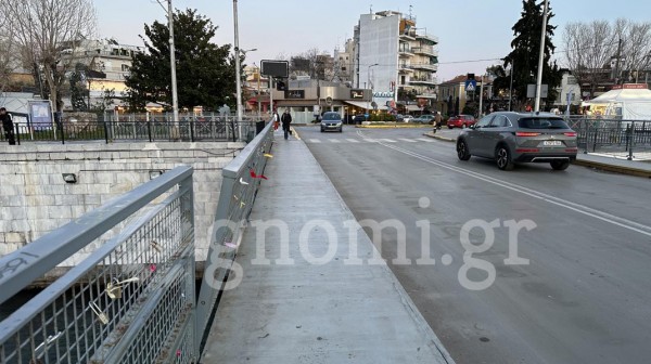 ΓΕΦΥΡΑ ΕΥΡΙΠΟΥ: Τα κάγκελα απειλούν τους πεζούς