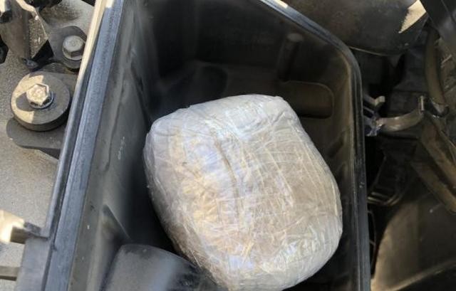 Στο φίλτρο αέρα του ΙΧ έκρυβαν 2 κιλά ηρωίνης σε συσκευασίες με ζάχαρη