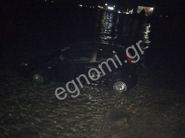 ΠΟΛΙΤΙΚΑ: Αυτοκίνητο έπεσε στη θάλασσα