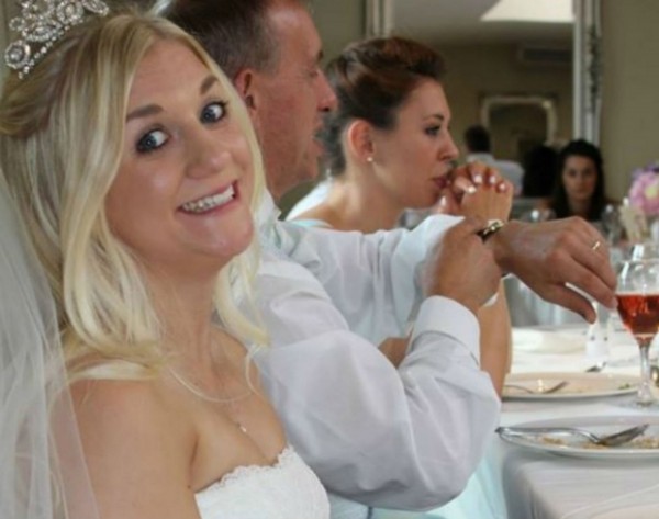 Πουλάει το νυφικό της για να βρει λεφτά για το διαζύγιο