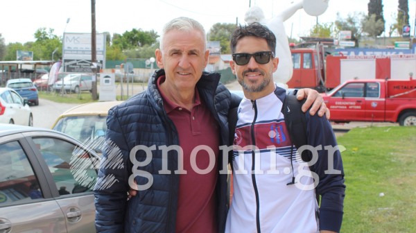 Πατέρας και γιος σε χαρούμενο κλικ μετά την παραμονή του Αμαρυνθιακού