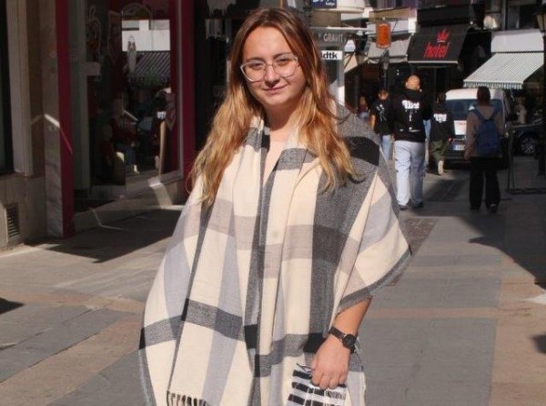 Λέει όχι στο μακιγιάζ, ναι στο styling!