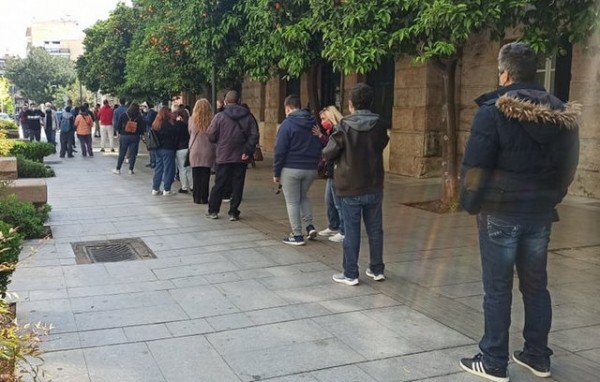 ΧΑΛΚΙΔΑ: Μεγάλη ουρά για ένα rapid test το πρωί της Μεγάλης Δευτέρας (φωτό)