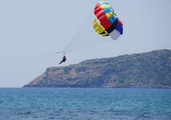 ΤΡΑΓΩΔΙΑ: Σκοτώθηκε 62χρονη γυναίκα που έκανε θαλάσσιο αλεξίπτωτο