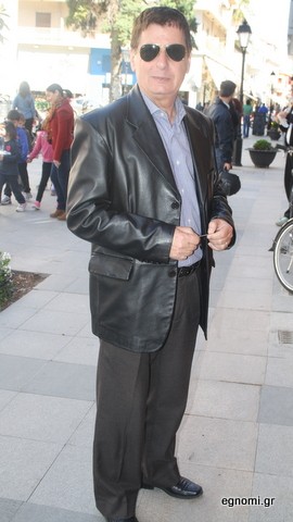 Χαλαρή βόλτα με το κομπολογάκι του
