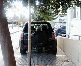 Ωραία θέση πάρκινγκ βρήκε ο τύπος έξω από το Εργατικό Κέντρο Εύβοιας