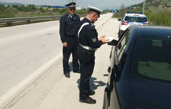 ΔΗΛΕΣΙ: Τον σταμάτησαν για τροχονομικό έλεγχο και βρήκαν στο αμάξι λαθραία τσιγάρα