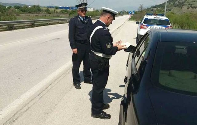 ΔΗΛΕΣΙ: Τον σταμάτησαν για τροχονομικό έλεγχο και βρήκαν στο αμάξι λαθραία τσιγάρα