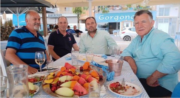 ΑΜΑΡΥΝΘΟΣ ΕΥΒΟΙΑΣ: Τρεις επιχειρηματίες και ένας εφοριακός απόλαυσαν θαλασσινούς μεζέδες και φρούτα για επιδόρπιο