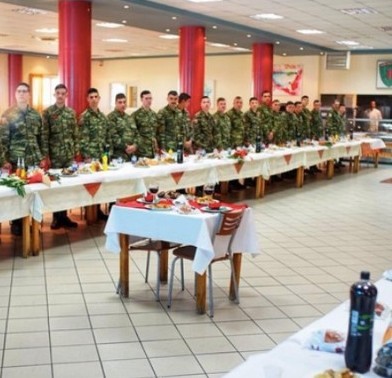 Εστρωσαν πασχαλινό τραπέζι για τους Ελληνες στρατιωτικούς που κρατούνται στην Τουρκία