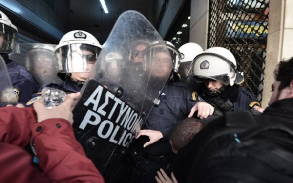 Eπίθεση με χημικά σε μέλη του ΠΑΜΕ έξω από συμβολαιογραφείο