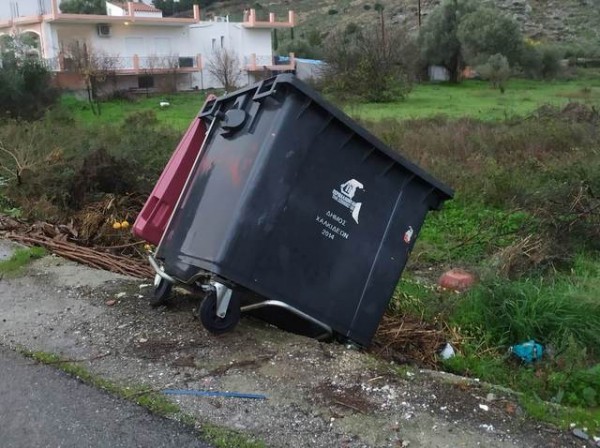 ΜΥΤΙΚΑΣ ΧΑΛΚΙΔΑΣ: Πάει για το χωράφι ο κάδος απορριμμάτων