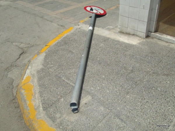 ΧΑΛΚΙΔΑ: Περαστικός ξήλωσε πινακίδα σήμανσης στην Αγγελή Γοβιού