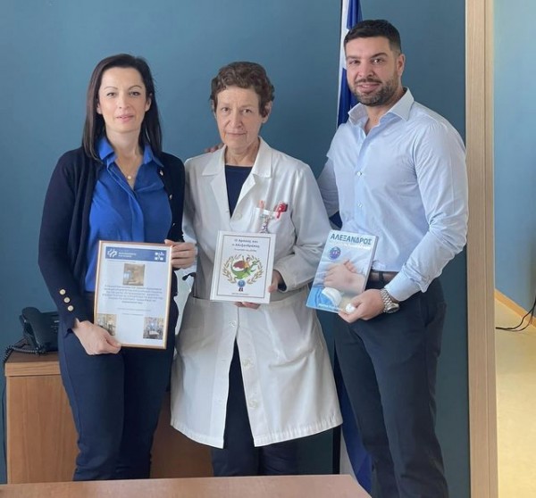 ΧΑΛΚΙΔΑ: Η Ματίνα Κυριάκου δώρισε μηχάνημα ανίχνευσης φλεβών στο Νοσοκομείο (φωτό)