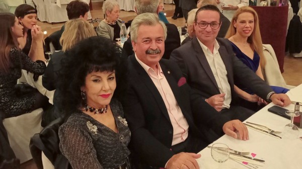 Με εντυπωσιακή ξανθιά συνοδό ο Δήμαρχος Ερέτριας στο χορό του Τεχνικού Επιμελητηρίου