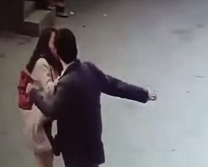 Την πλάκωσε στο ξύλο στη μέση του δρόμου (VIDEO)