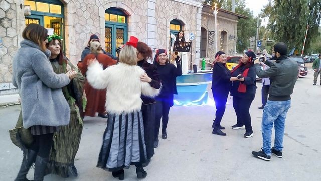 ΘΕΑΤΡΟ ΧΑΛΚΙΔΑΣ: Έκαναν το σταθμό του ΟΣΕ Χριστουγεννιάτικο εργαστήρι