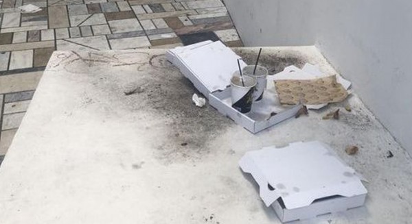 ΧΑΛΚΙΔΑ: Απαράδεκτη εικόνα στη είσοδο πολυκατοικίας πίσω από το Ταχυδρομείο