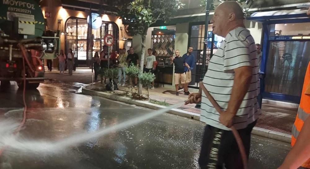 Ο Μπέος κατάβρεξε με μάνικα δικηγόρο που βρισκόταν έξω από το εκλογικό κέντρο του πολιτικού του αντιπάλου (Video)