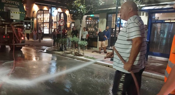 Ο Μπέος κατάβρεξε με μάνικα δικηγόρο που βρισκόταν έξω από το εκλογικό κέντρο του πολιτικού του αντιπάλου (Video)