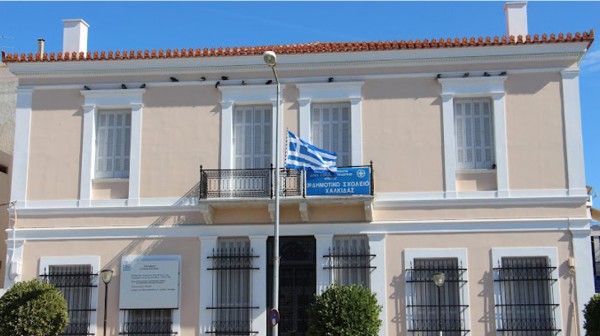 3ο ΔΗΜΟΤΙΚΟ ΣΧΟΛΕΙΟ ΧΑΛΚΙΔΑΣ: Σπάνιες τοιχογραφίες στο ...έλεος της αδιαφορίας