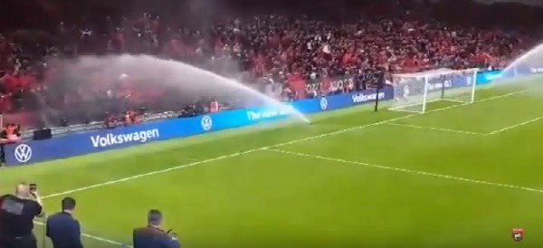 Το ποτιστικό έβρεξε του θεατές στο Αλβανία-Γαλλία! (video)