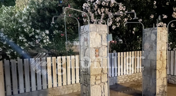 ΠΛΑΖ ΑΣΤΕΡΙΑ ΧΑΛΚΙΔΑ: Τζάμπα τρέχει το νερό νύχτα-μέρα