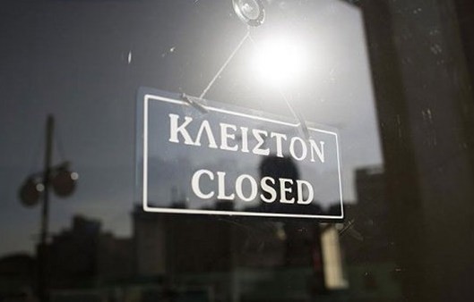 Πρώτη μέρα με τράπεζες κλειστές- Στα 60 ευρώ το όριο- Στάση πληρωμών στην αγορά
